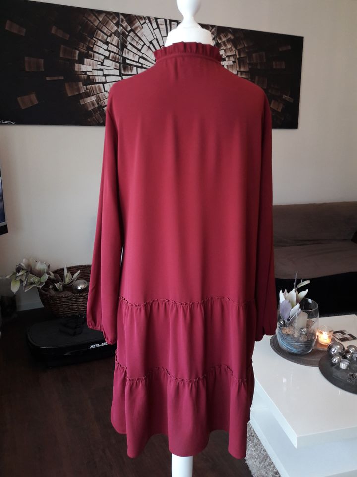 Weinrotes Stufenkleid/Stiefelkleid von Yessica in Größe 42/44 in Würzburg