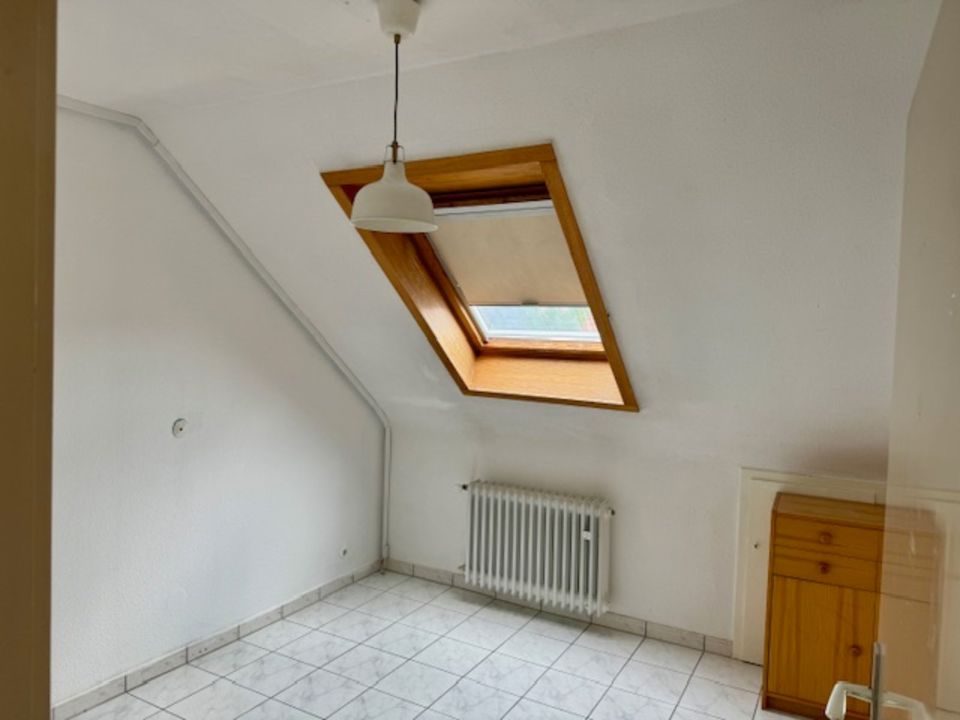 2 Zimmer Dachgeschosswohnung zu vermieten für Studenten oder usw. in Filderstadt