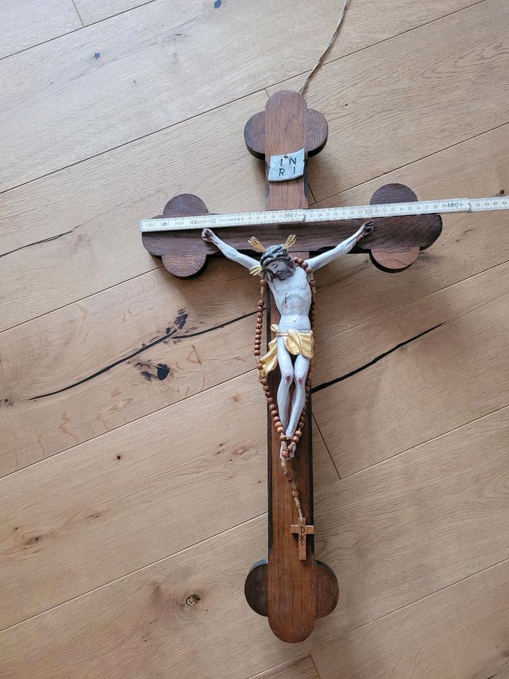 Holzkreuz mit Jesus und Rosenkranz, in Ziemetshausen