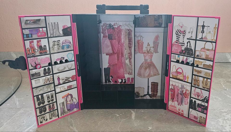 Barbie Kleiderschrank abzugeben. in Hohendodeleben