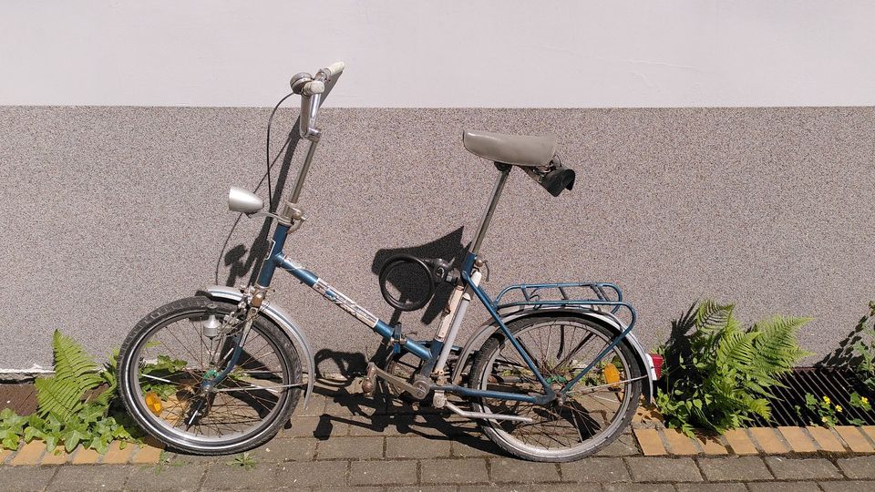 Mifa-Klapprad dunkelblau DDR mit Fahrradschloss in Berlin