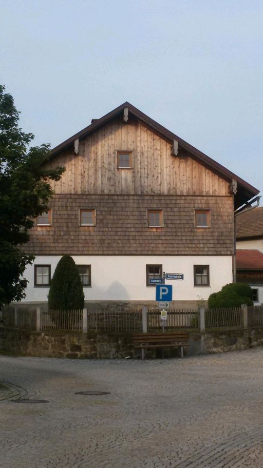 Altes Bauernhaus, Hof m. Nebengebäuden u. Freifläche in Schiefweg in Waldkirchen