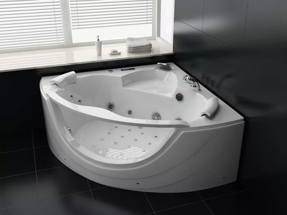 Whirlpool Milano Badewanne Armatur Edelstahl Bad 150x150cm in Bad Kissingen