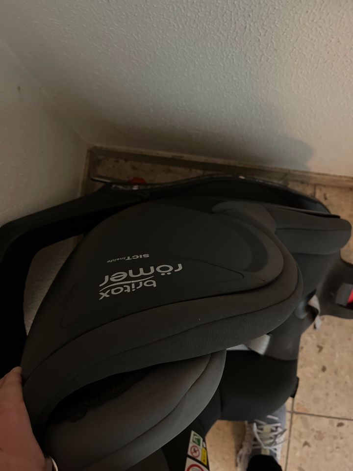 Britax Römer Kindersitz Babyschale bis 4 J. in Anthrazit Isofix in Hamburg