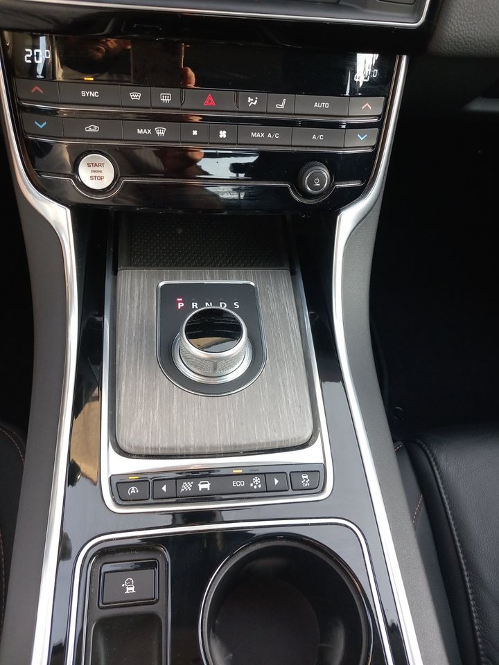 Jaguar XE 20d 180PS Prestige Automatik Meridian in Schöningen