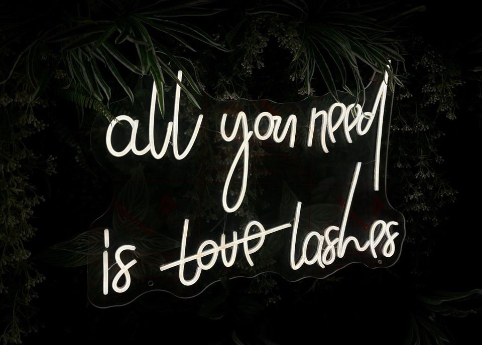 All you need is love lashes LED Schild NEON Warmweiß 80 X 55 NEU in Wöhrden