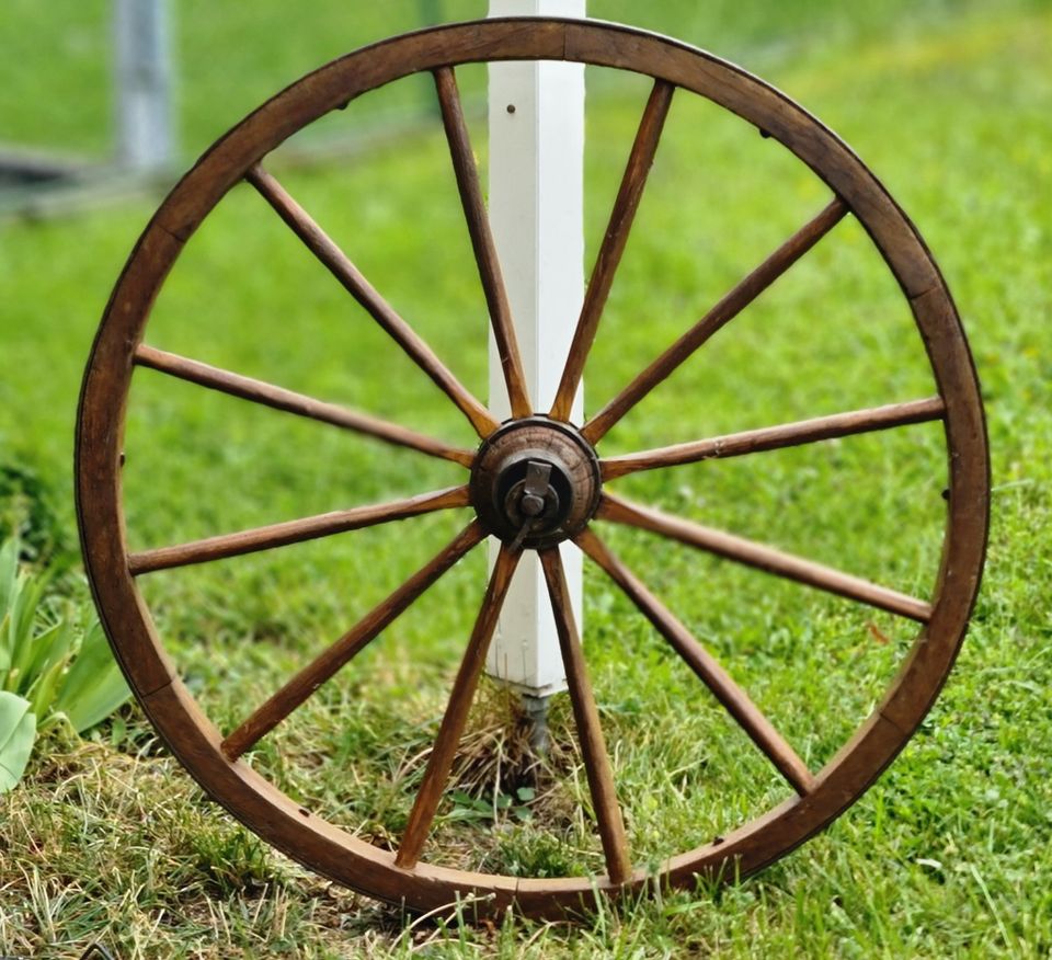 Altes Wagenrad Kutsche Holzrad Pferde Wagen Durchmesser 90 cm (B) in Balingen