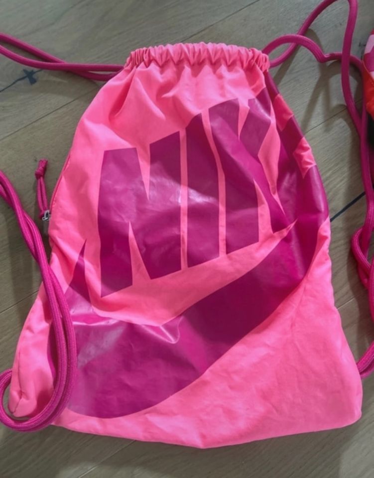 Sporttaschen pink Satch und Nike in Leer (Ostfriesland)