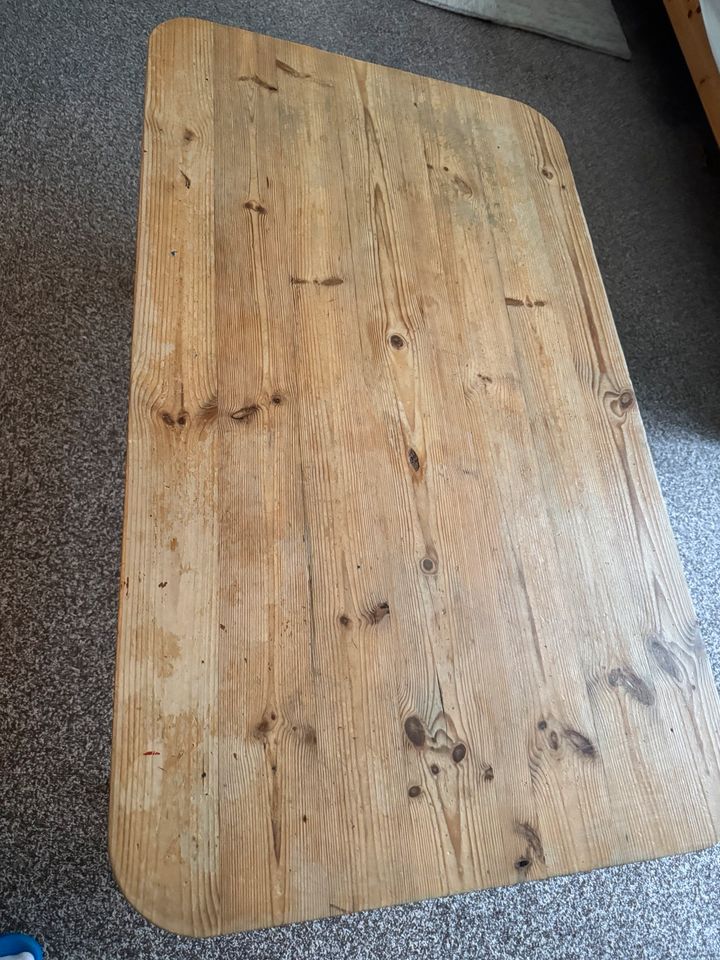 Tisch aus echtem Holz in Berlin