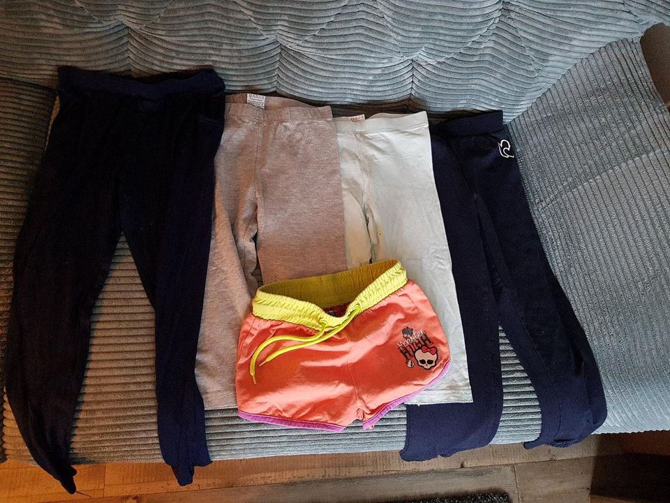 Kleiderkiste: Hose, Kleid, Shirts, Leggings, Gr. 122 in Bielefeld