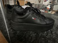 Tommy Hilfinger Schuhe Turnschuhe schwarz Gr. 38 Baden-Württemberg - Neckarsulm Vorschau