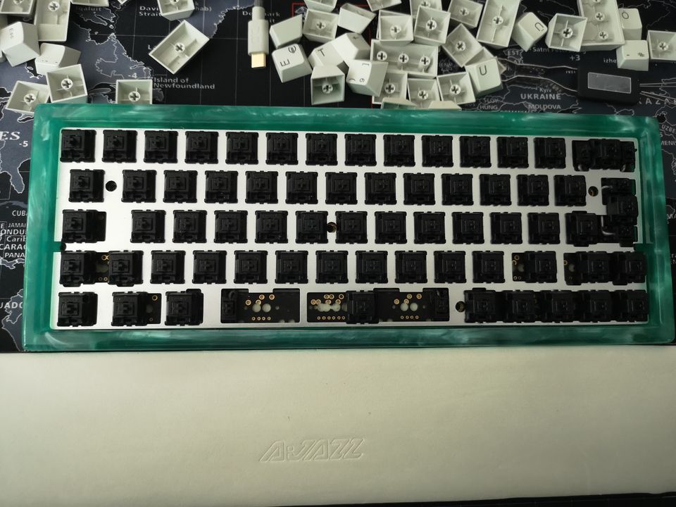Custom 60% Tastatur mit KBDFans DZ60 RGB Underglow iso de Layout in Bremen