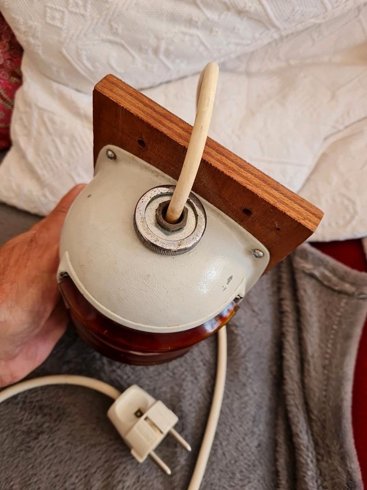 Positionslampe gusseisen,weiss, rotes Glas, Holz, elektrifiziert in Neumünster