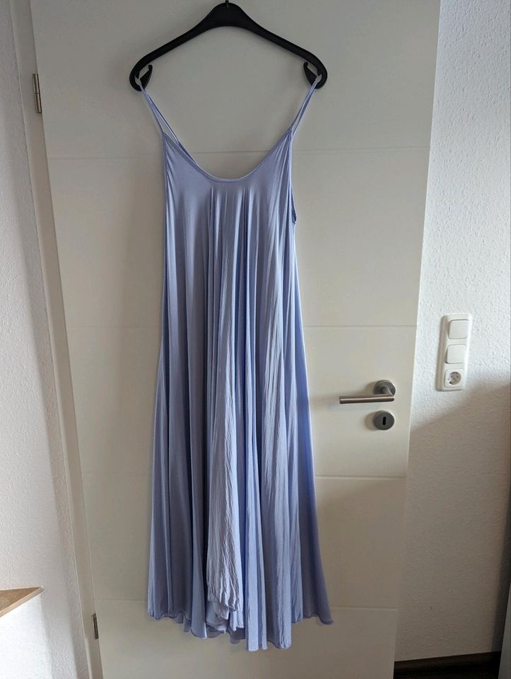Fließendes Satin Kleid von ellemila in Groß-Zimmern