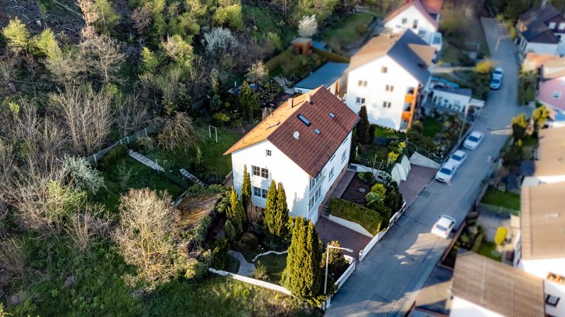 Großzügiges Zweifamilienhaus mit idyllischem Garten und Weitblick über Schwandorf! in Schwandorf