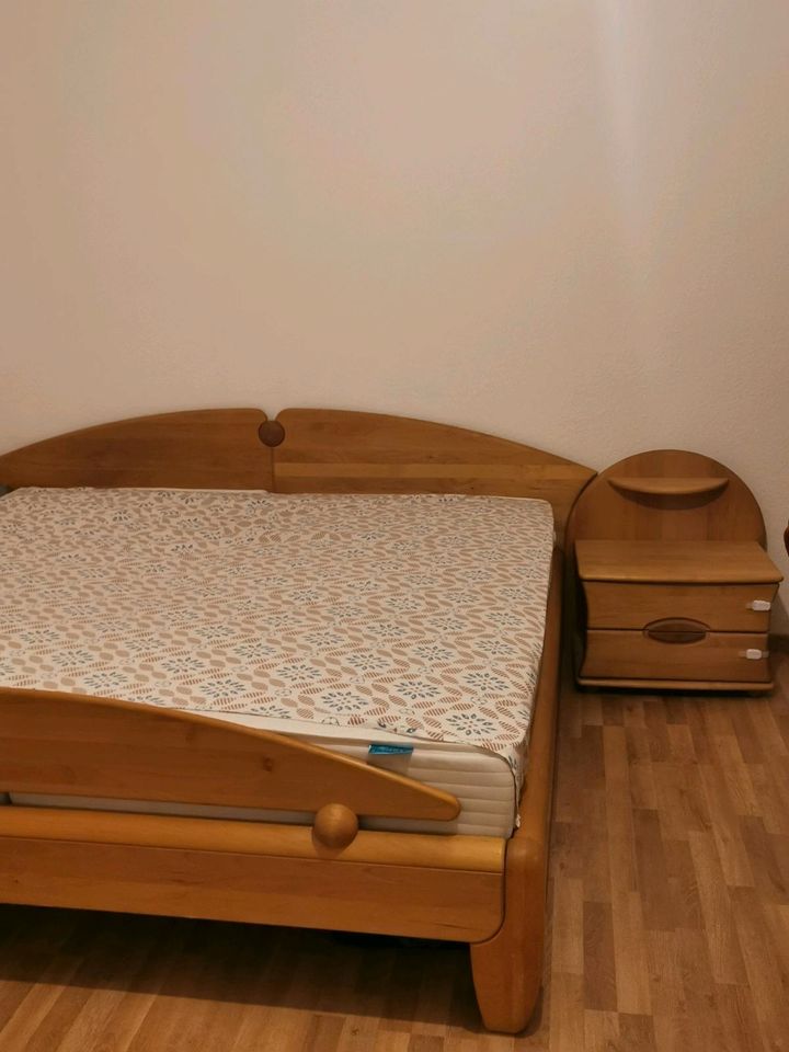 Schlafzimmermöbelset aus Massivholz in Darmstadt