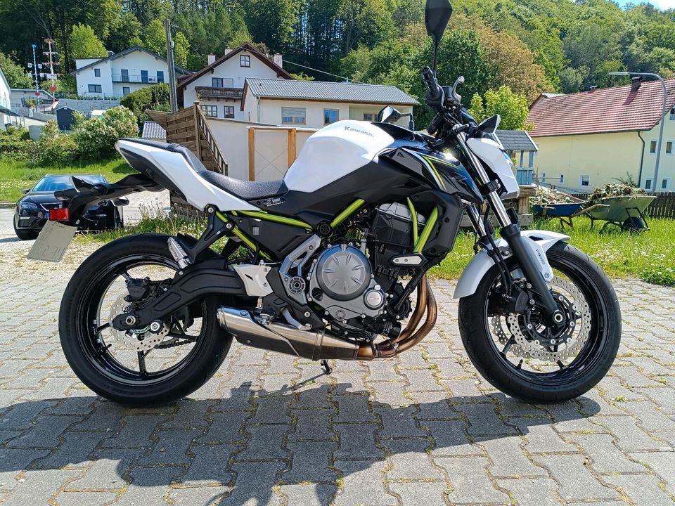 Kawasaki Z650 ABS Weiß/Grün in Bruckberg bei Landshut