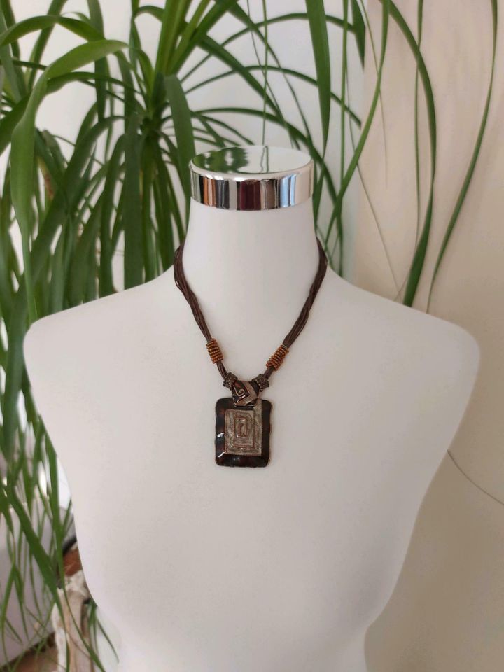 Braune Halskette Bänder Metallanhänger Kupfer Bronze in Uedem