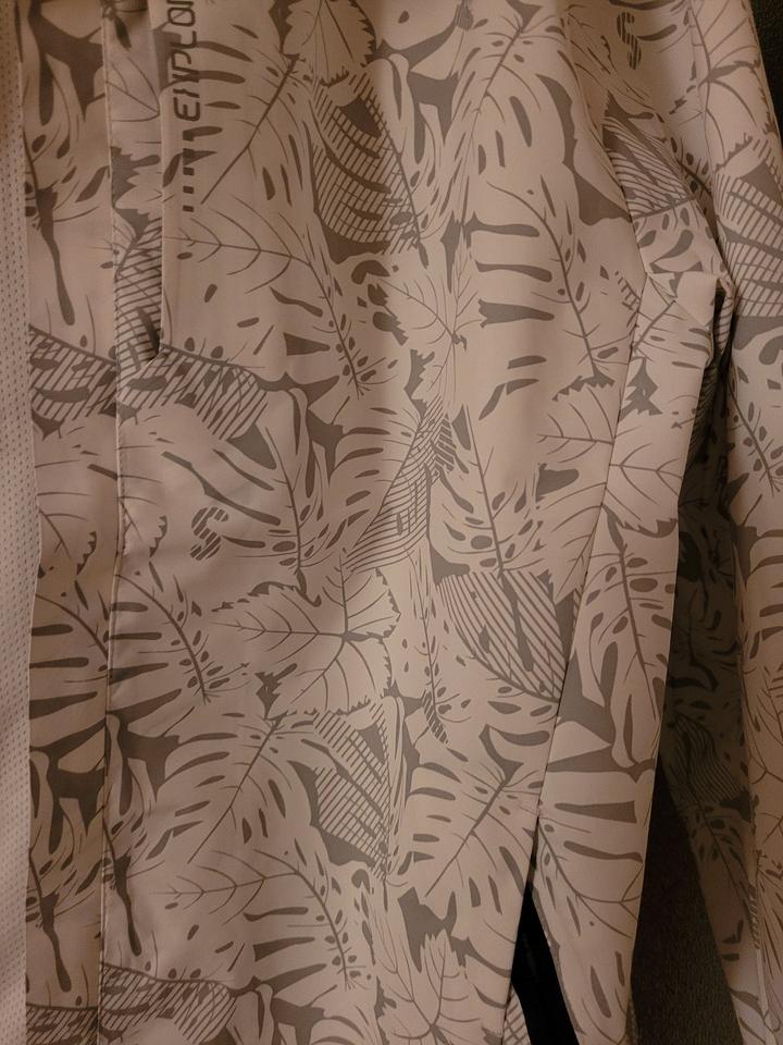 Neue, weisse wasserdichte Jacke mit dezentem grauen Muster in Kornwestheim