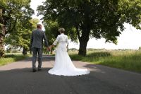 Hochzeitskleid perlweiß mit aufgestickten Blüten und Schleppe Leipzig - Lindenthal Vorschau