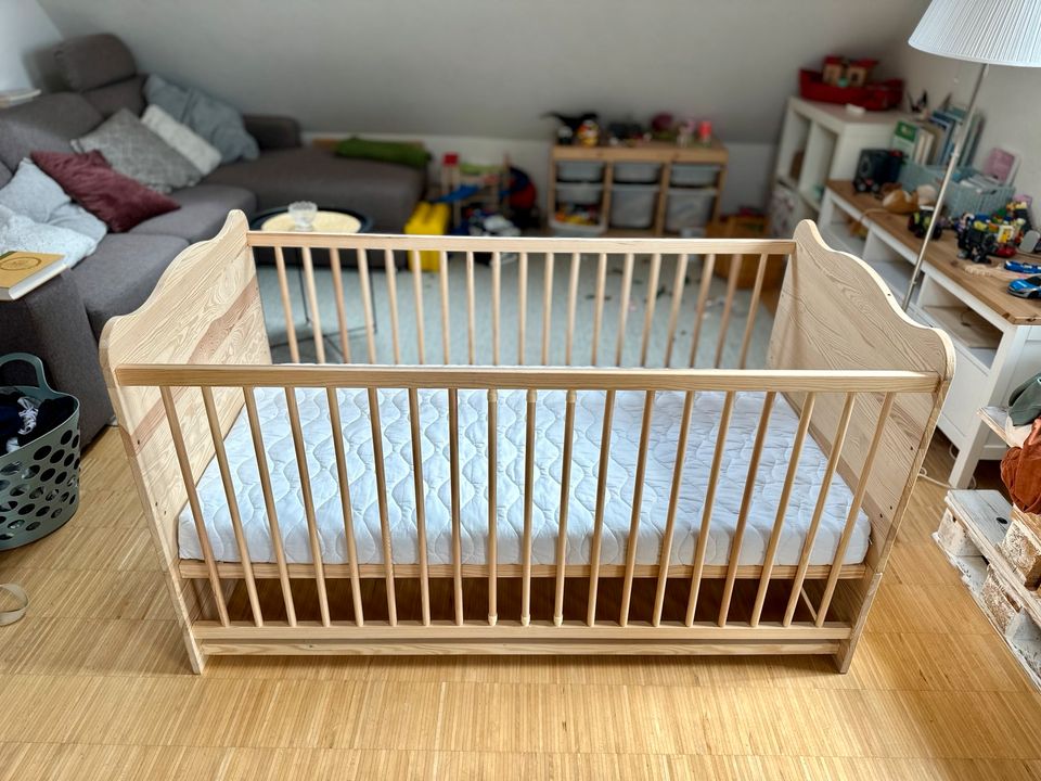 Baby / Kleinkind Bett aus Vollholz mit Himmelbett Halterung in Tübingen