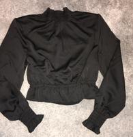 Damen cropped Bluse von NA-KD Größe 38 schwarz Schukterpolstern Stuttgart - Stuttgart-Ost Vorschau