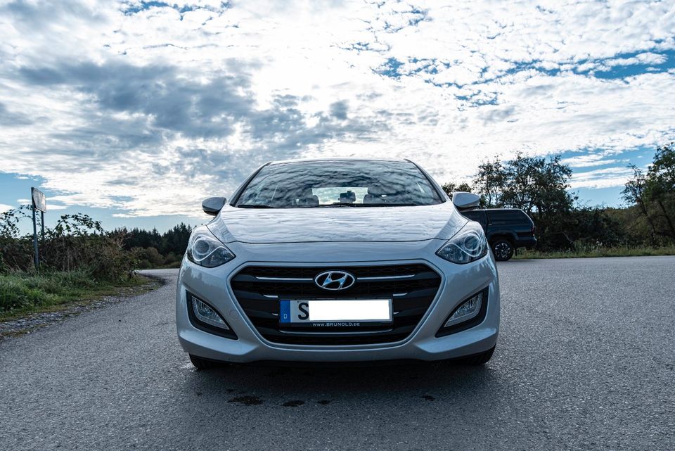 Hyundai i30 1.4l Style, BJ2015, Checkheftgepflegter Kleinwagen in Pforzheim