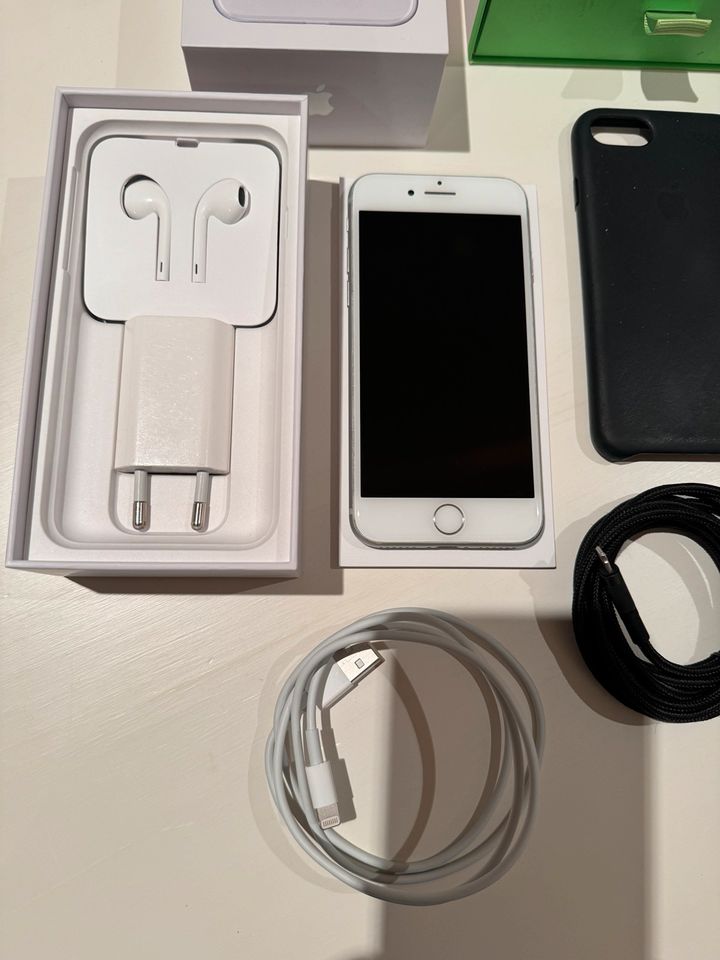 Apple iPhone 8  64 GB *silver* inkl. komplettem Zubehörpaket in Schwalbach