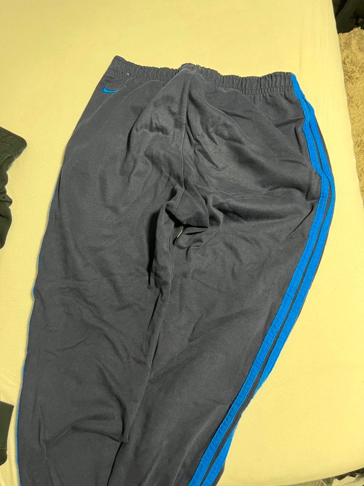 Nike Retro Jogginghose in L in Bornheim