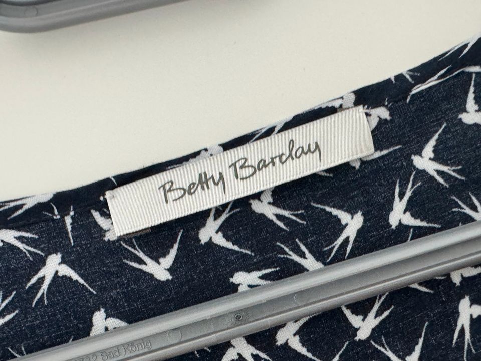 Betty Barclay Blusen-Shirt Gr. 38 Schwalben neuwertig in Amelinghausen