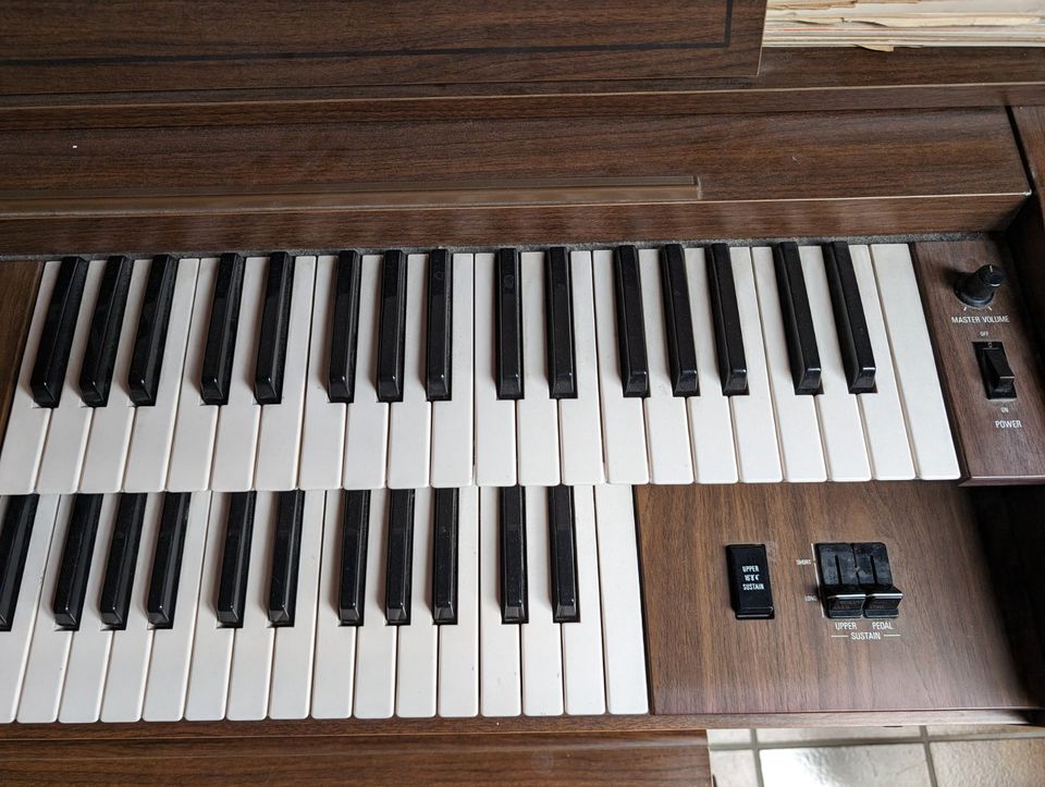 Alte Elektroorgel (Yamaha Electone A55N), teilweise defekt in Keltern