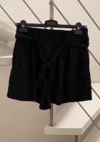 leichte schwarze Shorts mit Gürtel aus Viskose Größe S Dresden - Klotzsche Vorschau