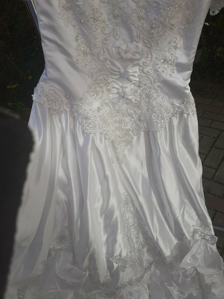 Brautkleid, Hochzeitskleid, weiß mit Rüschen, Pailletten und Reif in Zirndorf