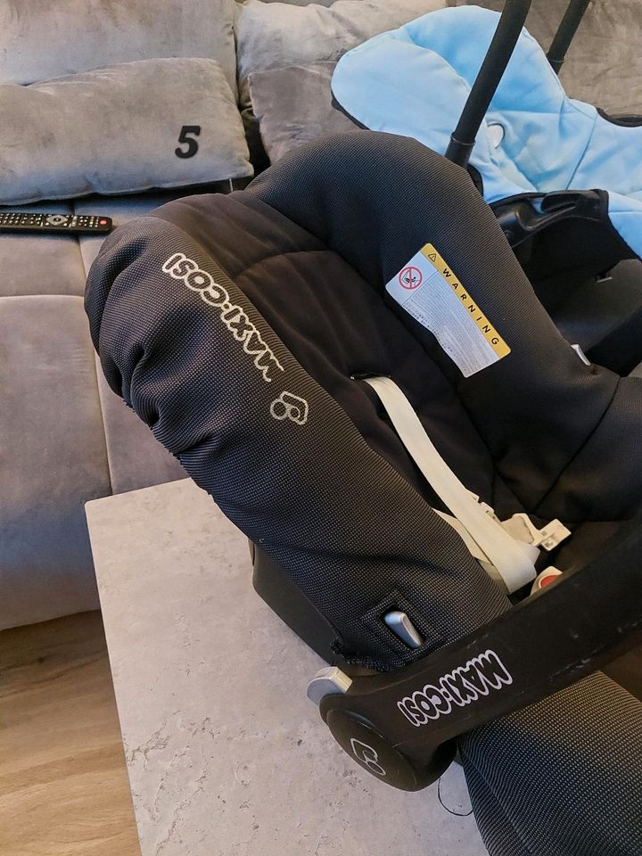 Diverse Babyschale Autositz Kindersitz Maxi Cosi Pebble Römer in Düsseldorf