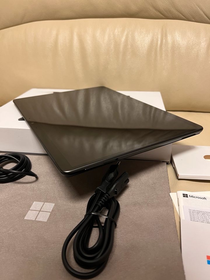 Microsoft Surface Pro 8, Wie Neu. Intel Core i5-8GB-256GB. in Rostock