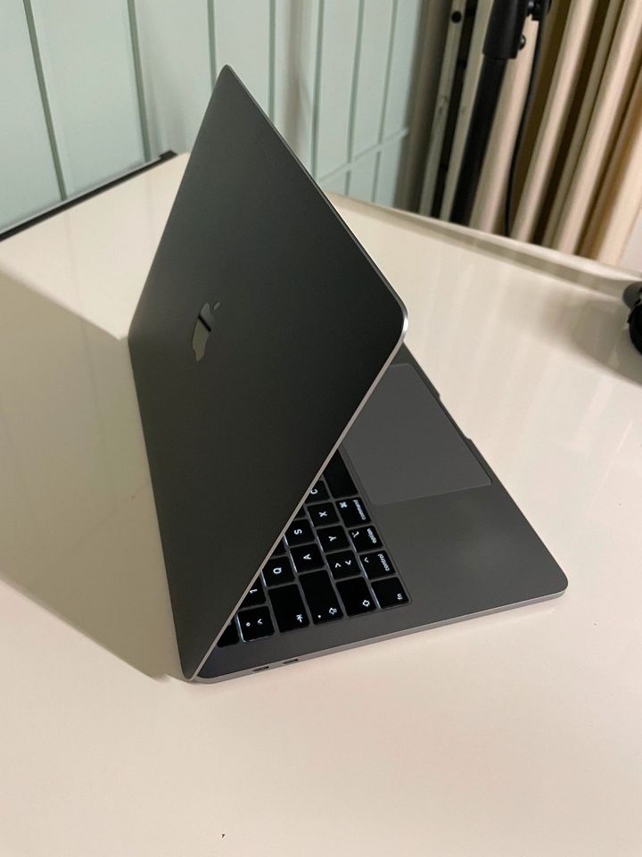 Mac Book Pro - 13 Zoll - 2019 in Hamburg