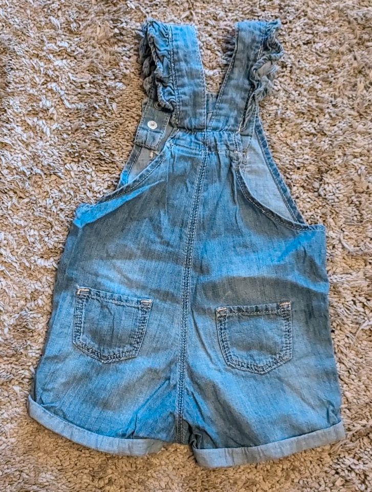 Mädchen-Jeans-Latzhose mit Herztasche H&M Gr. 74 in Kerpen