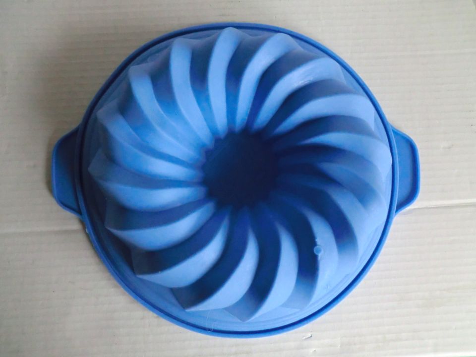 Delicata Silikonbackform „Savarinform“ mit Stützring - Blau in Gauting