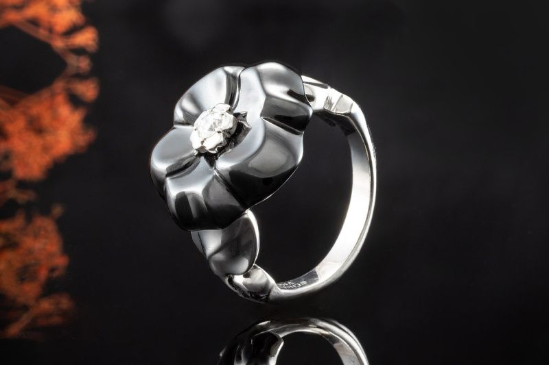 Chanel Ring Blume Kamelie Camellia Schwarz mit Diamant Weißgold in Wegberg