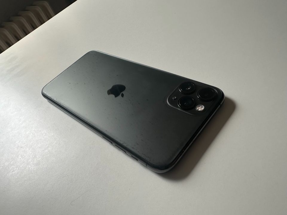 iPhone 11 Pro Max 256gb Space Grey + Zubehör in Braunschweig