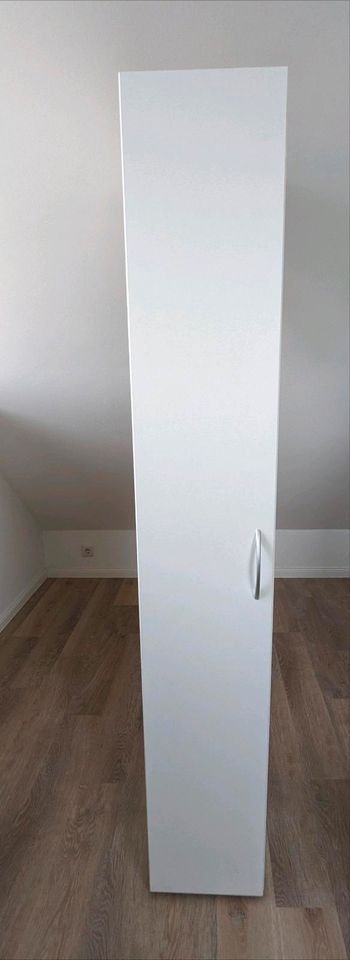 Schmaler Aufbewahrungsschrank (30 x 40 x 185 cm) in Apensen