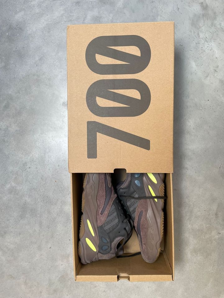 Yeezy Boost 700 (Größe: 43 Farbe: MAUVE) in Hohenschäftlarn