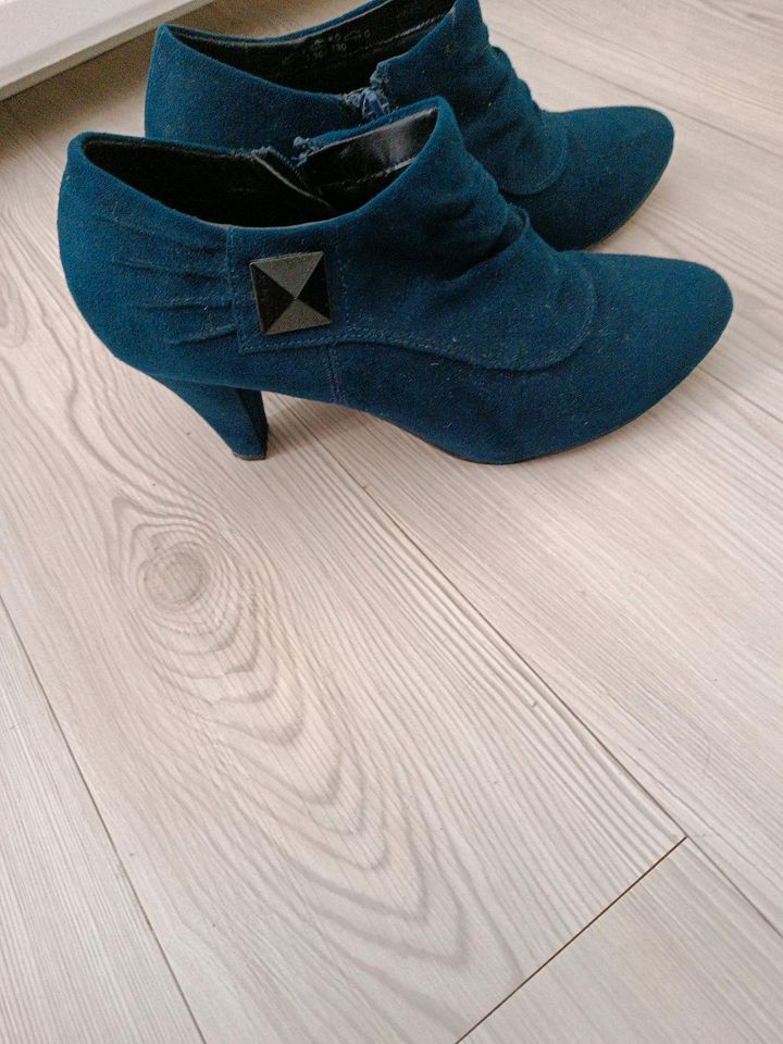 Kleid mit passenden Schuhen. Beides groesse 40 in Zuchau