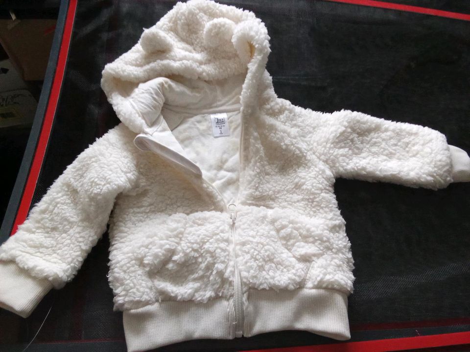 Flauschige Jacke mit Kapuze, Taschen, kl. Ohren in Thulendorf