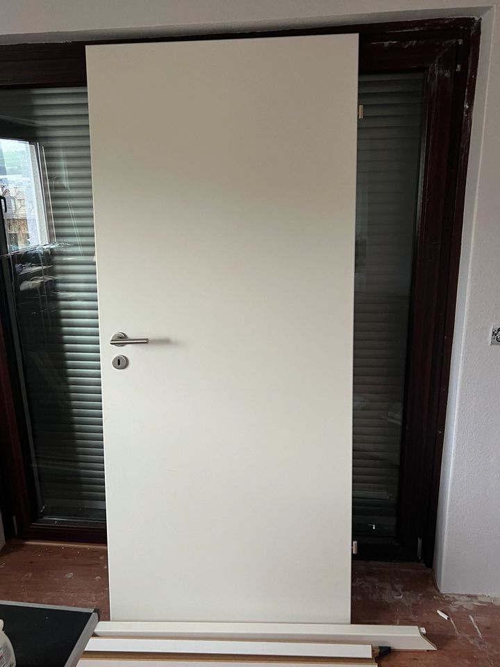 Zimmertür mit Rahmen in weiß VB 55 Euro ( NP 290,00 Euro ) in Lahntal