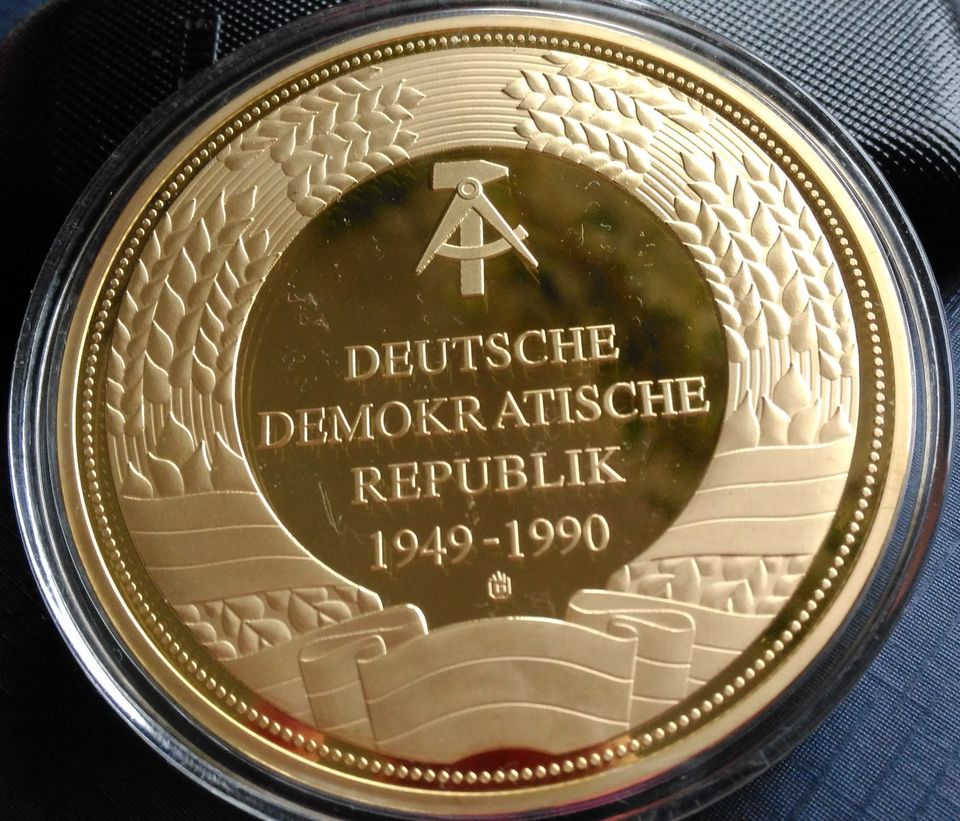 Medaille 70 Jahre Gründung der DDR, Cu vergoldet mit Farbdruck in Berlin