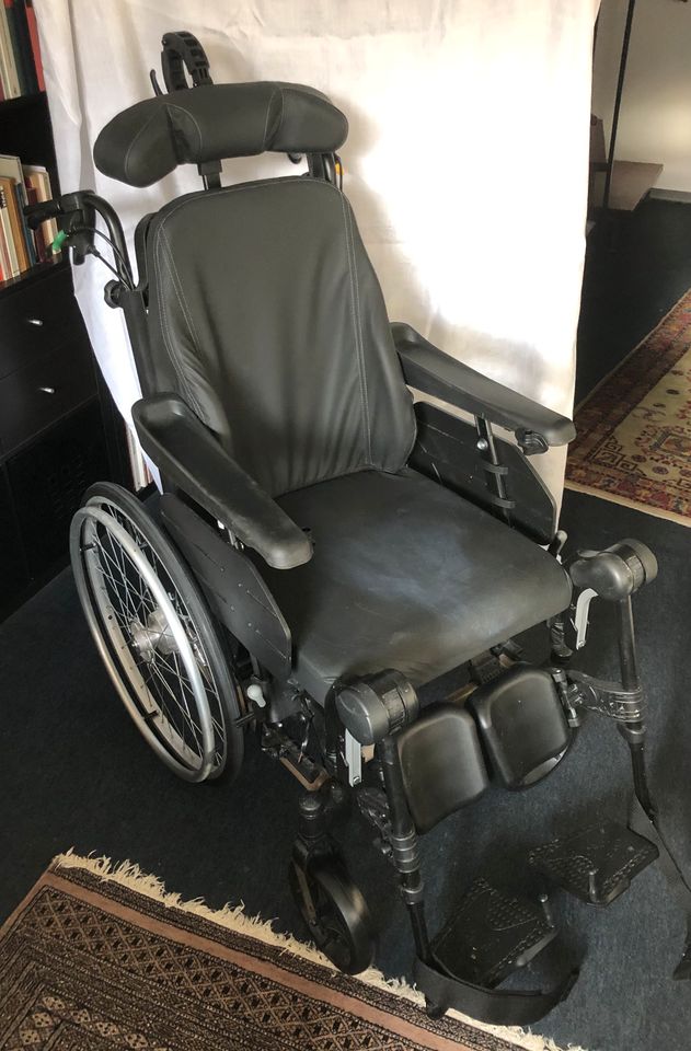 Rollstuhl, Multifunktionsrollstuhl  INVACARE REA in Meerbusch