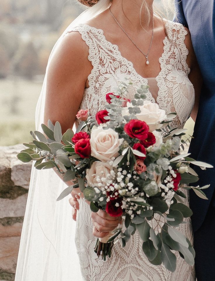 Brautkleid Fit & Flare rückenfrei aus Spitze mit langer Schleppe in Leutenbach