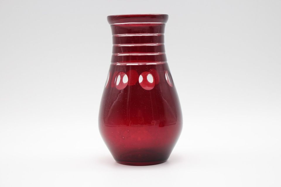 Böhmische Vase aus Glas mit rotem Überfang Schälschnitt in Berlin