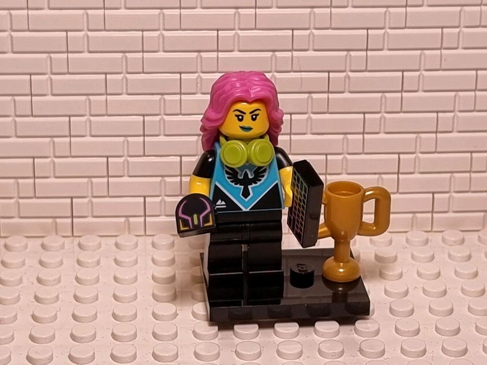 Lego Minifigur Gamerin pinke Haare mit Pokal in Mülheim (Ruhr)